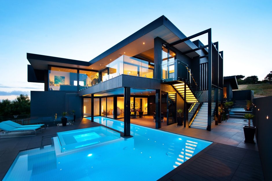 Двухэтажный дом с бассейном