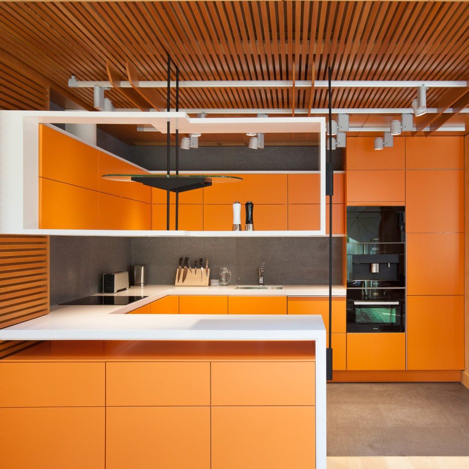 Кухня с оранжевыми фасадами