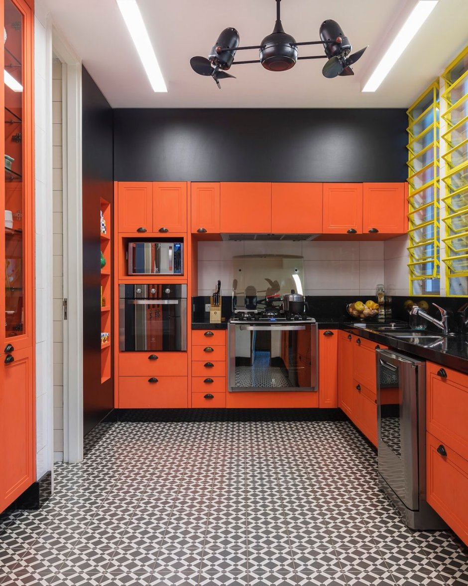 Интерьер с оранжевой кухней 9 квадратов