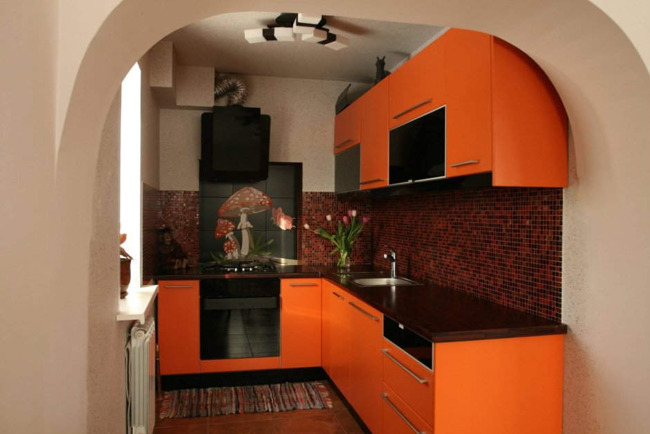 Маленькая кухня в оранжевых тонах
