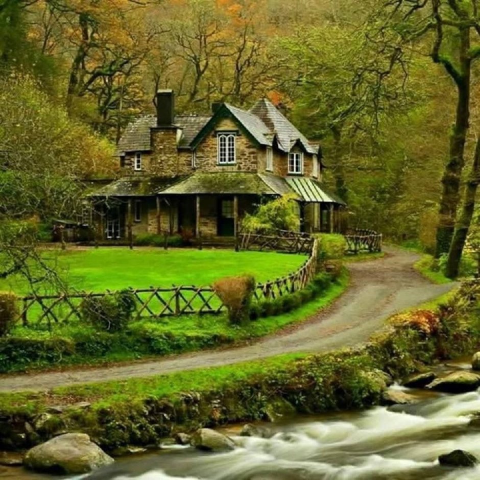 Красивый домик в лесу