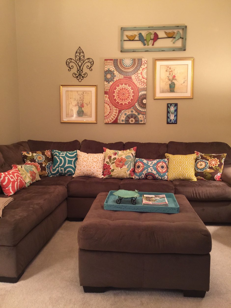 Коричневый диван с цветными подушками