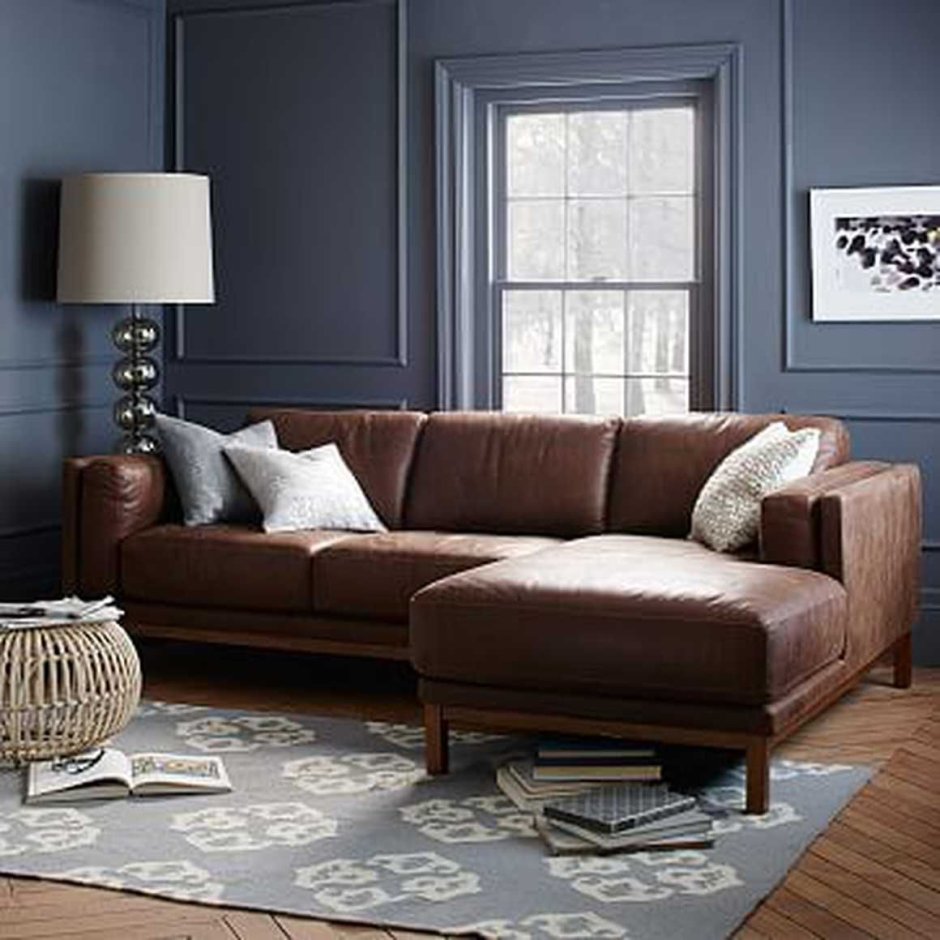 Коричневый диван с серыми подушками