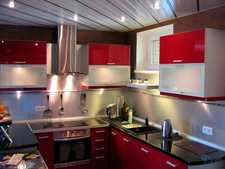 Бордовый цвет в интерьере кухни