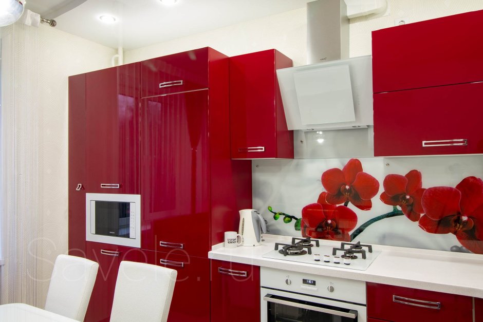 Интерьер красной кухни в квартире