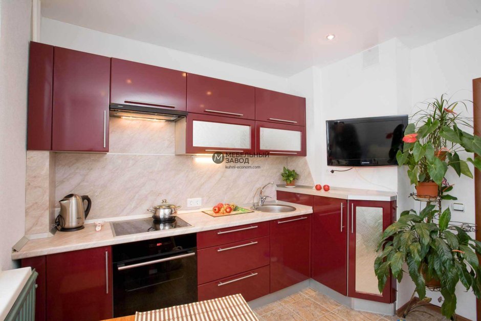 Кухни бордового цвета с бежевым