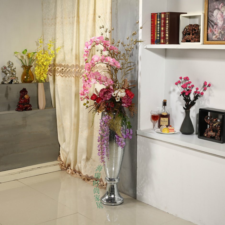 Напольные вазы в интерьере с цветами в гостиной