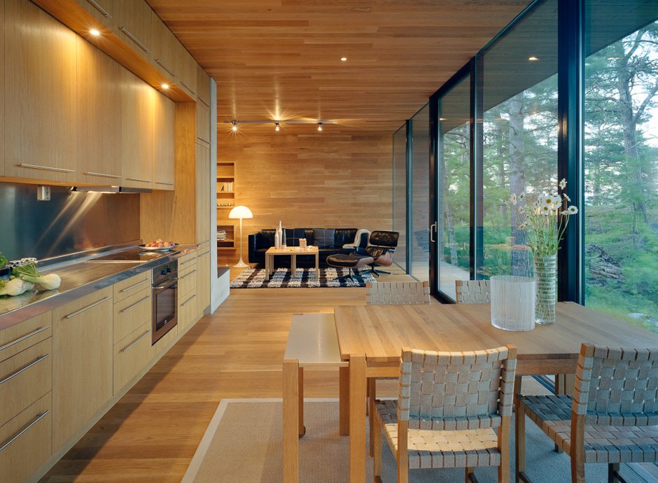 Интерьер кухни с панорамными окнами в деревянном доме