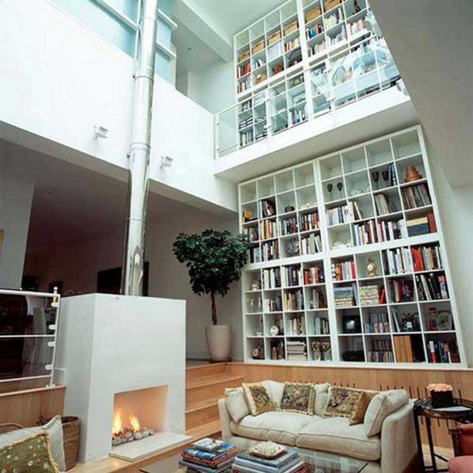 Библиотека с высокими потолками
