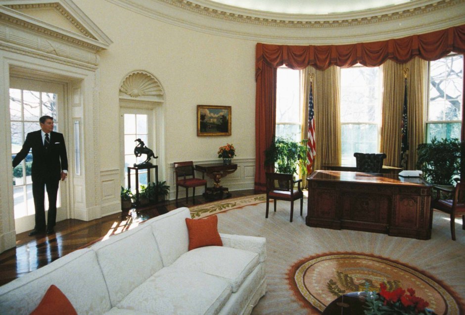 Буш в Овальном кабинете