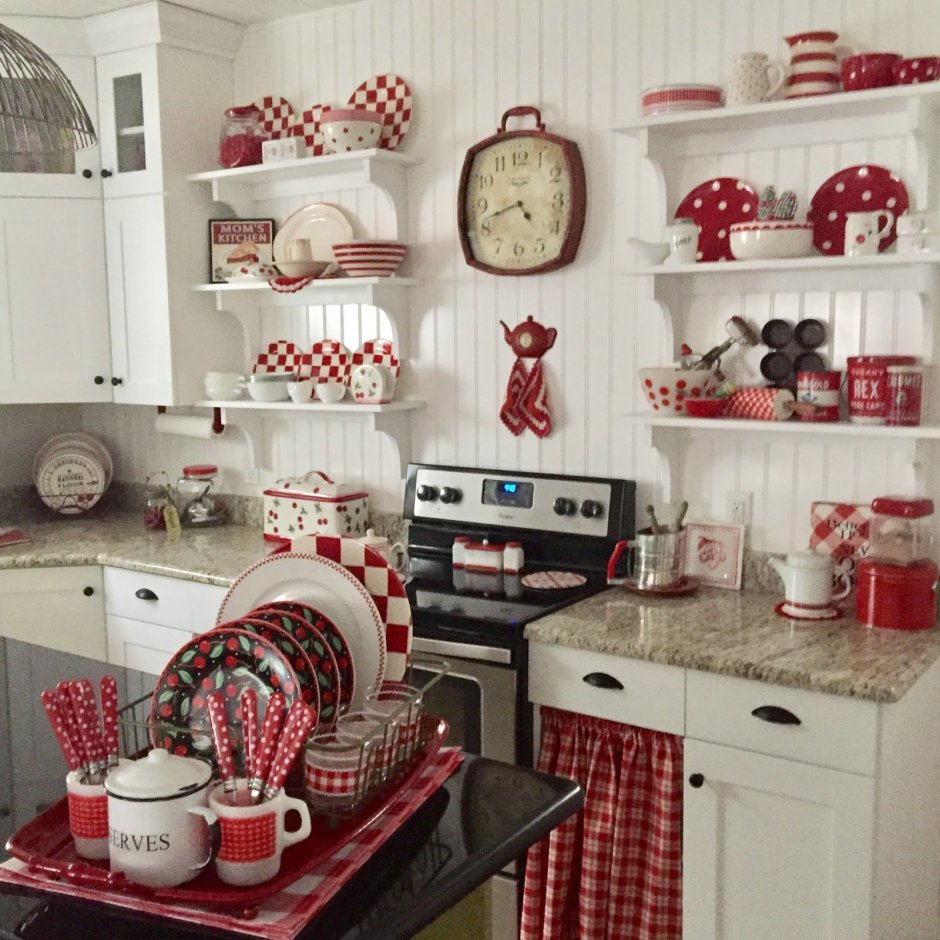 Кухня с красными элементами декора