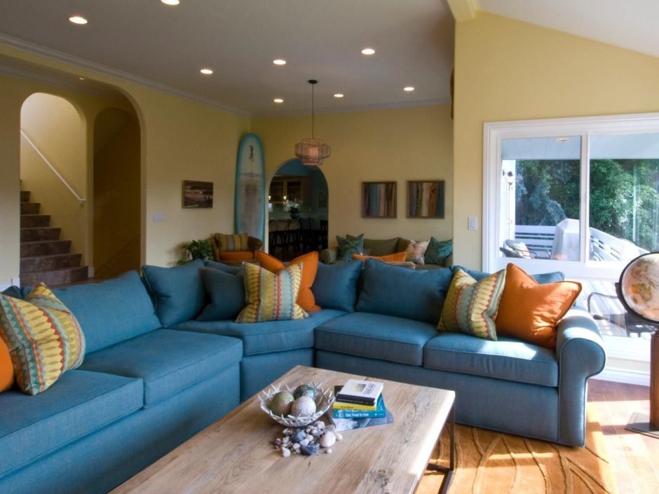 Голубой диван в интерьере гостиной