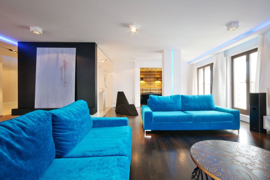 Интерьер квартиры с синим диваном