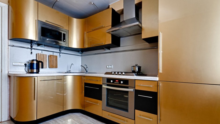 Кухонный гарнитур золотого цвета