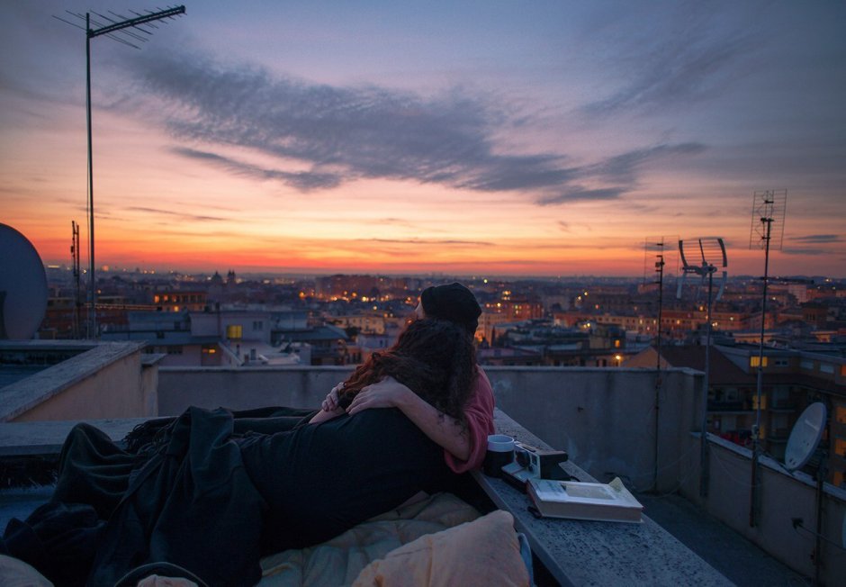 Парень и девушка на крыше
