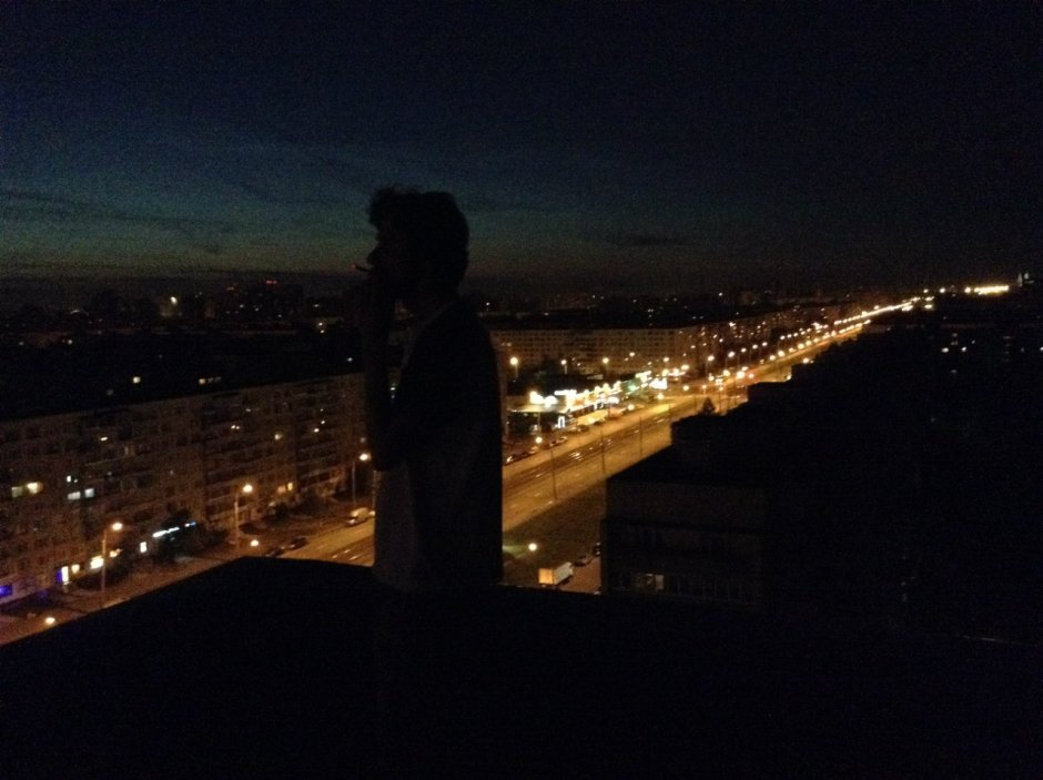 Девочка на крыше ночью