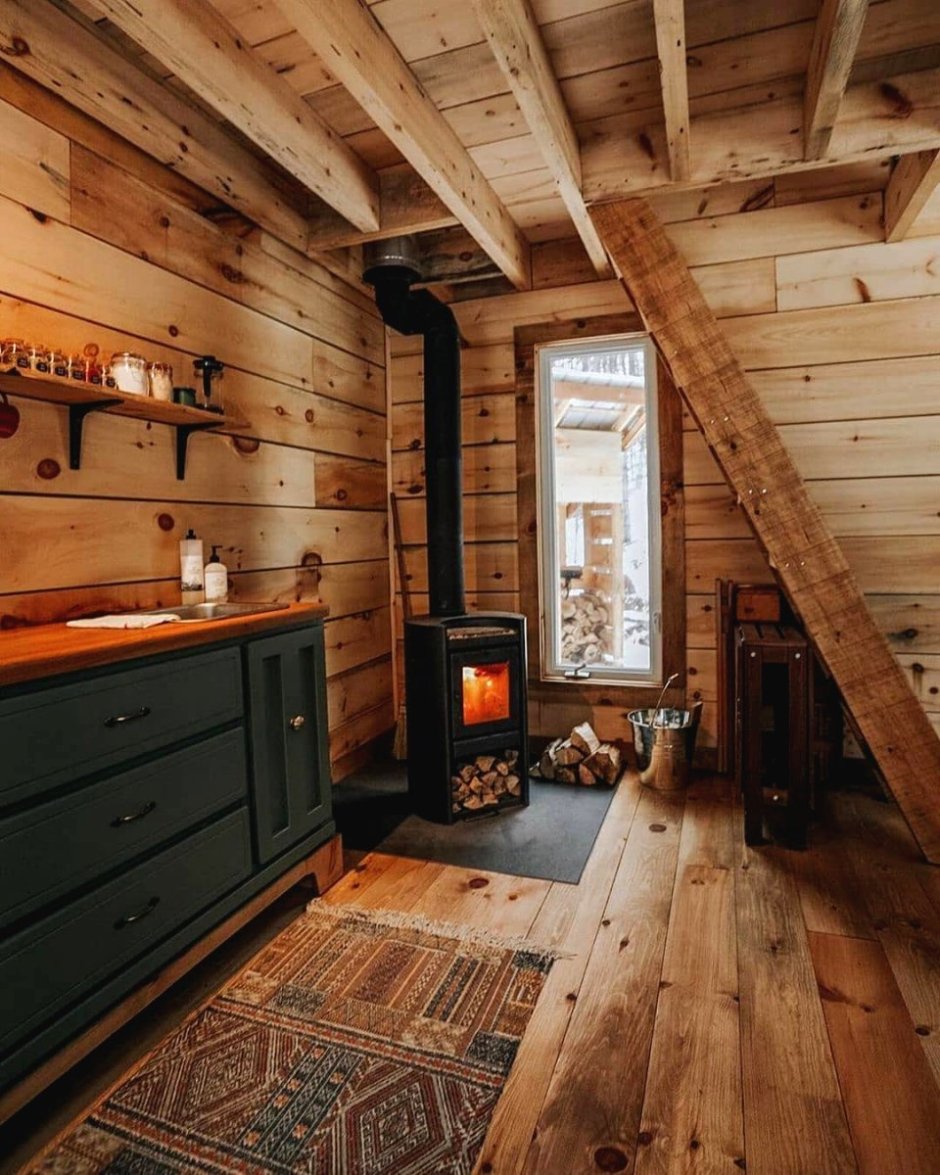 Маленький деревянный домик внутри
