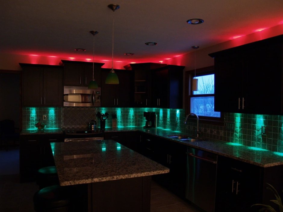Кухня с неоновой подсветкой