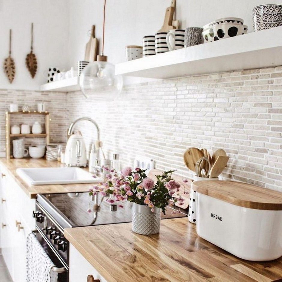 Белая кухня с деревянными полками