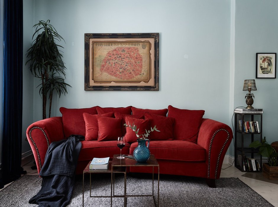 Красно коричневый диван в интерьере