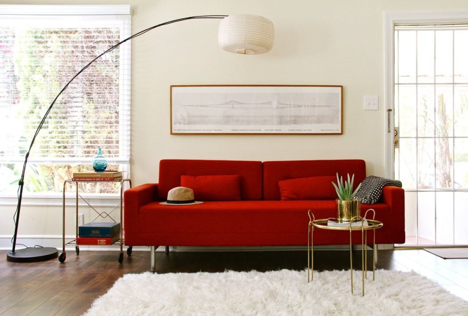 Красивый диван красный в интерьере