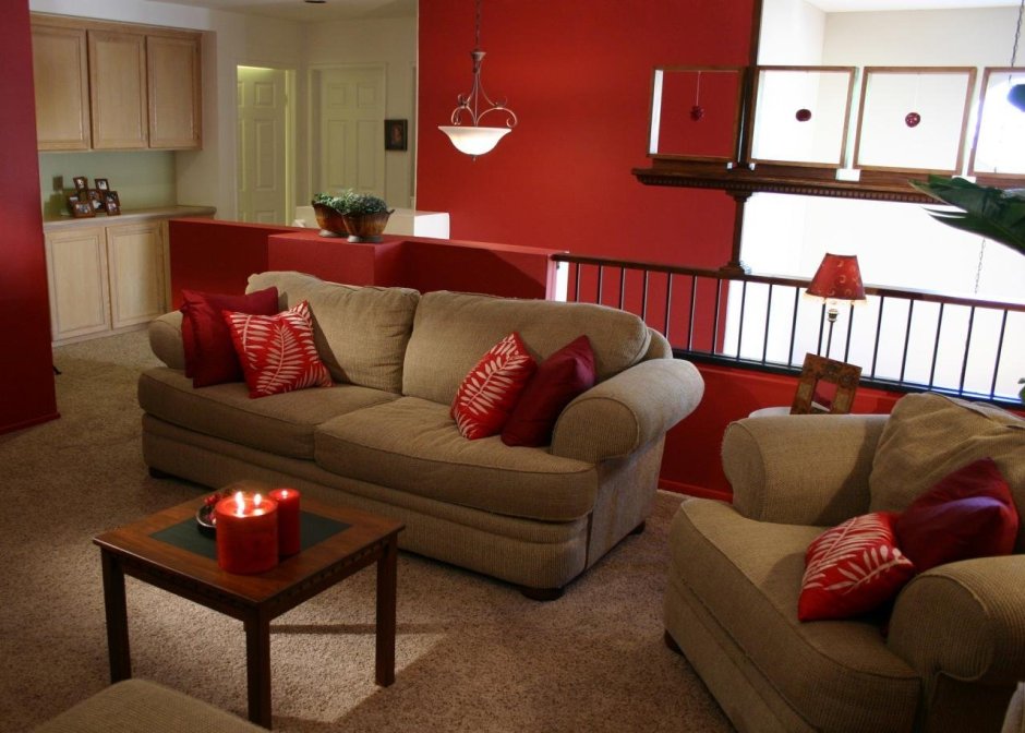 Цвет стен для гостиной с красным диваном