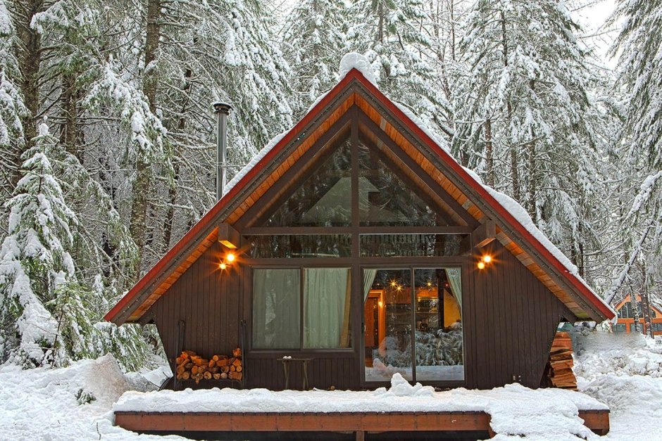 Маленький деревянный домик зимой