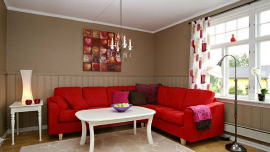 Красный диван в интерьере кухни гостиной