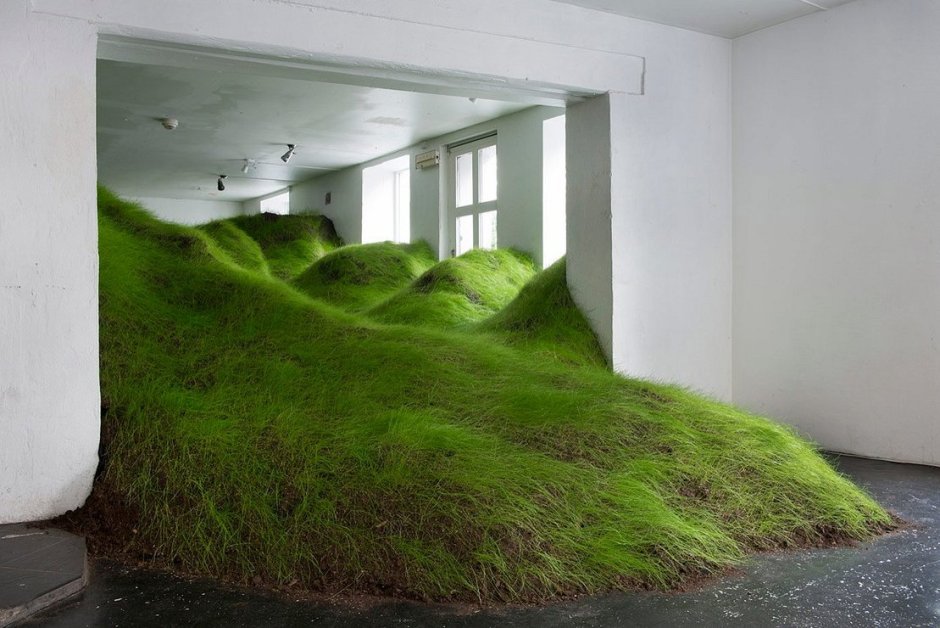 Искусственный газон в комнате