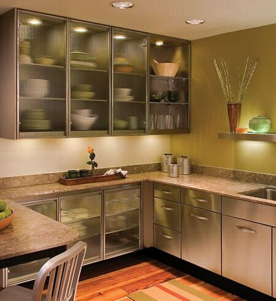 Кухонные гарнитуры со стеклянными шкафами