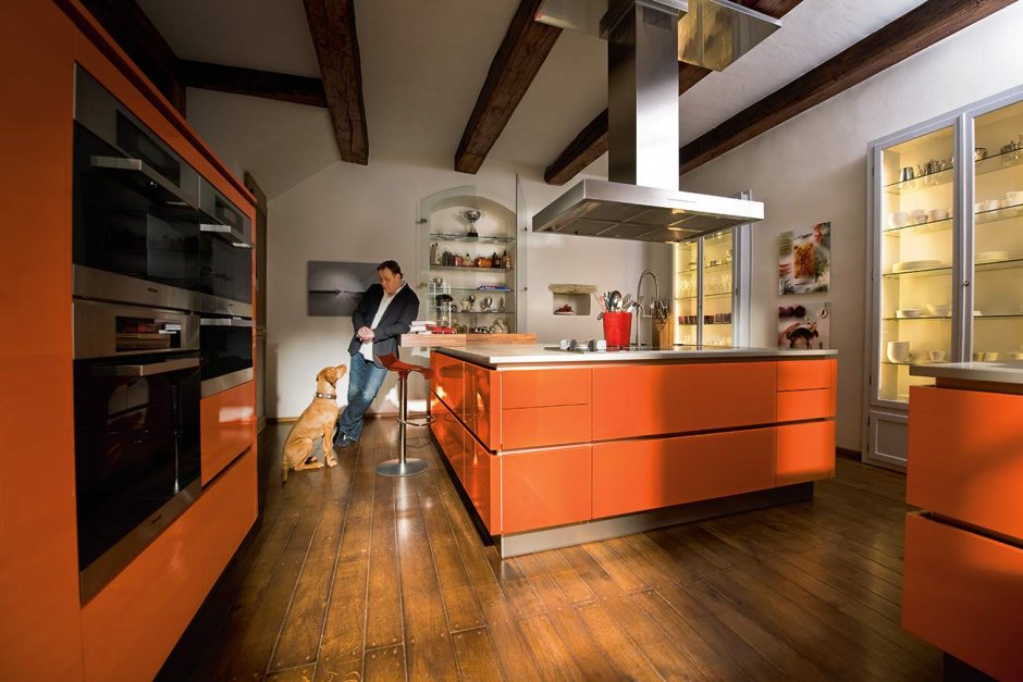 Оранжевый пол на кухне