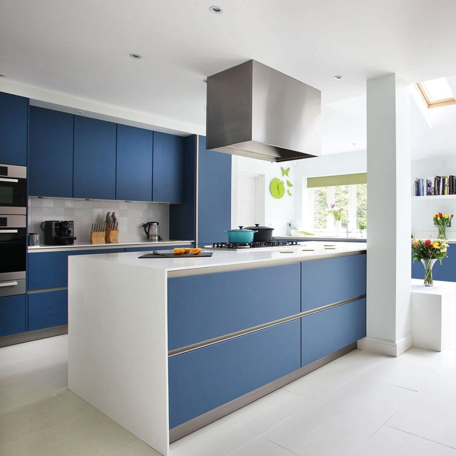 Голубая кухня в современном стиле