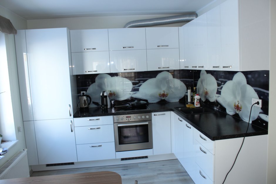 Белый кухонный гарнитур с черной столешницей