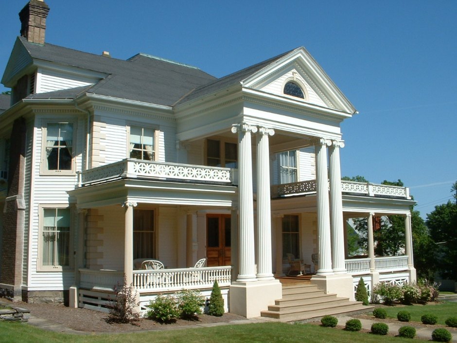 Классический дом с колоннами