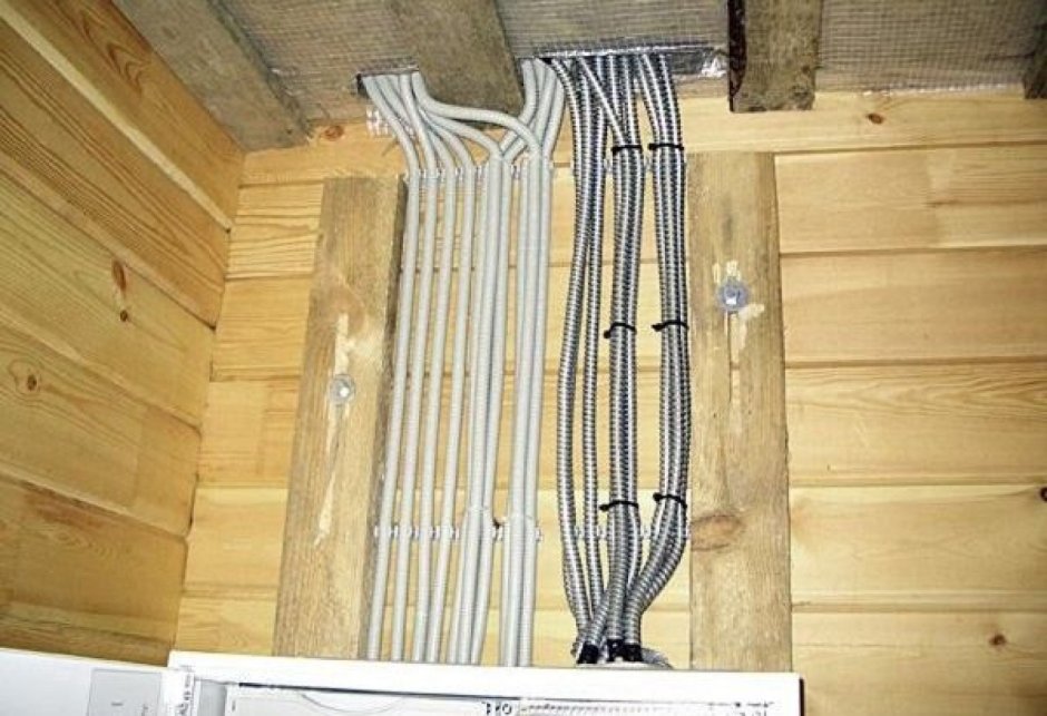 Прокладка электрики в деревянном доме