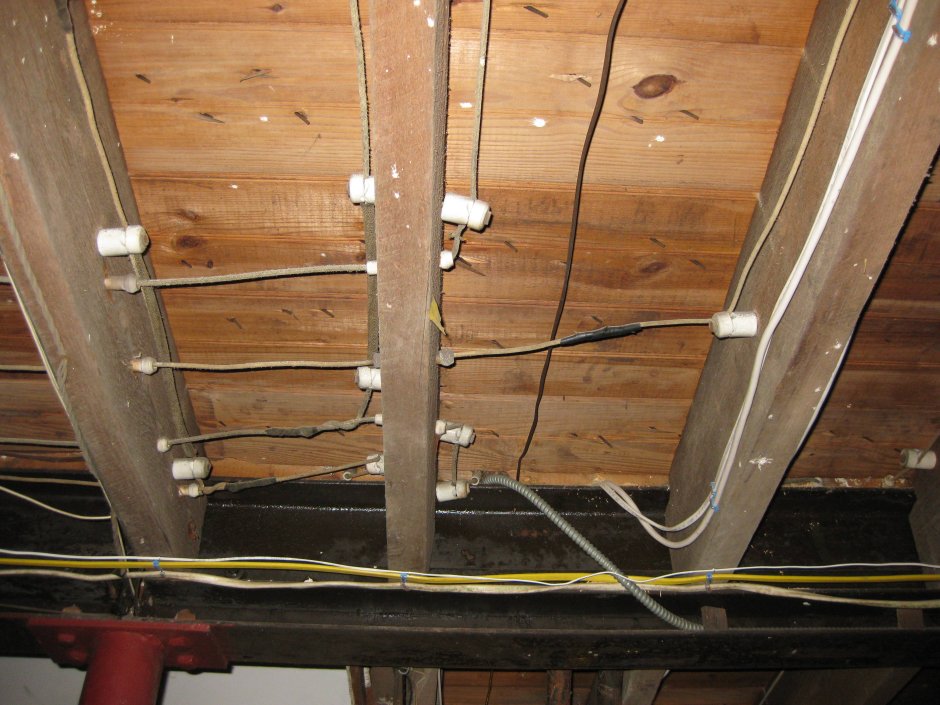 Прокладка электропроводки в деревянном доме