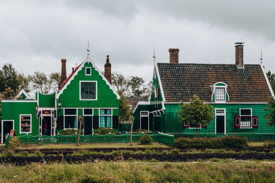 Оранжевый дом с зеленой крышей
