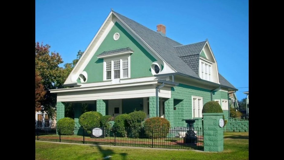 Дом с зеленым фасадом