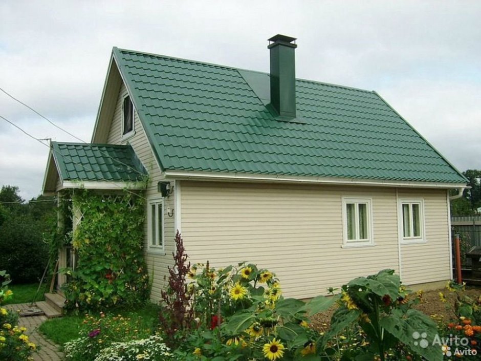 Дачный домик с зеленой крышей