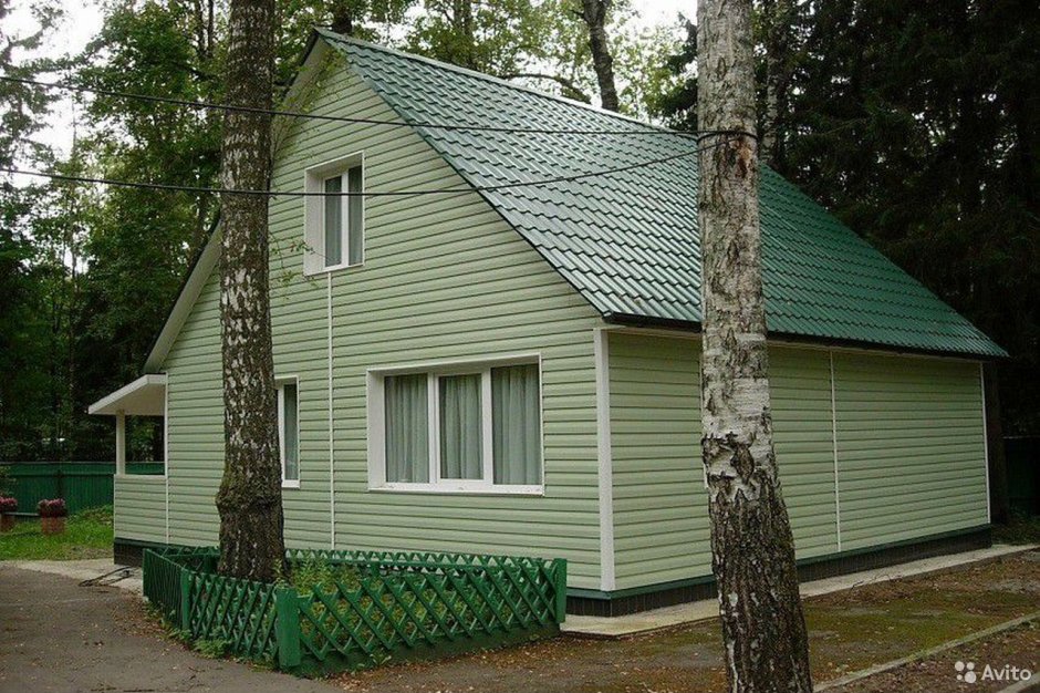 Дачный дом с зеленой крышей