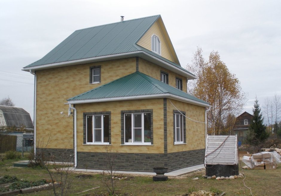 Отделка дома с зеленой крышей
