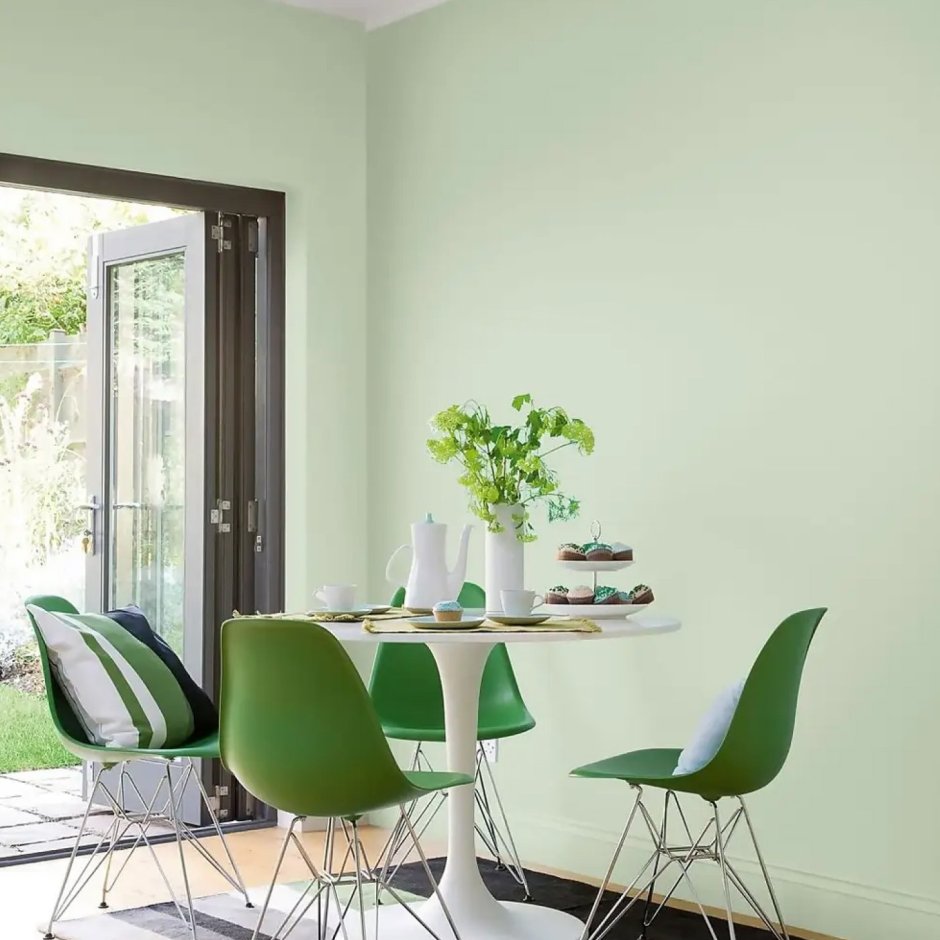 Зеленые кухонные стулья в интерьере