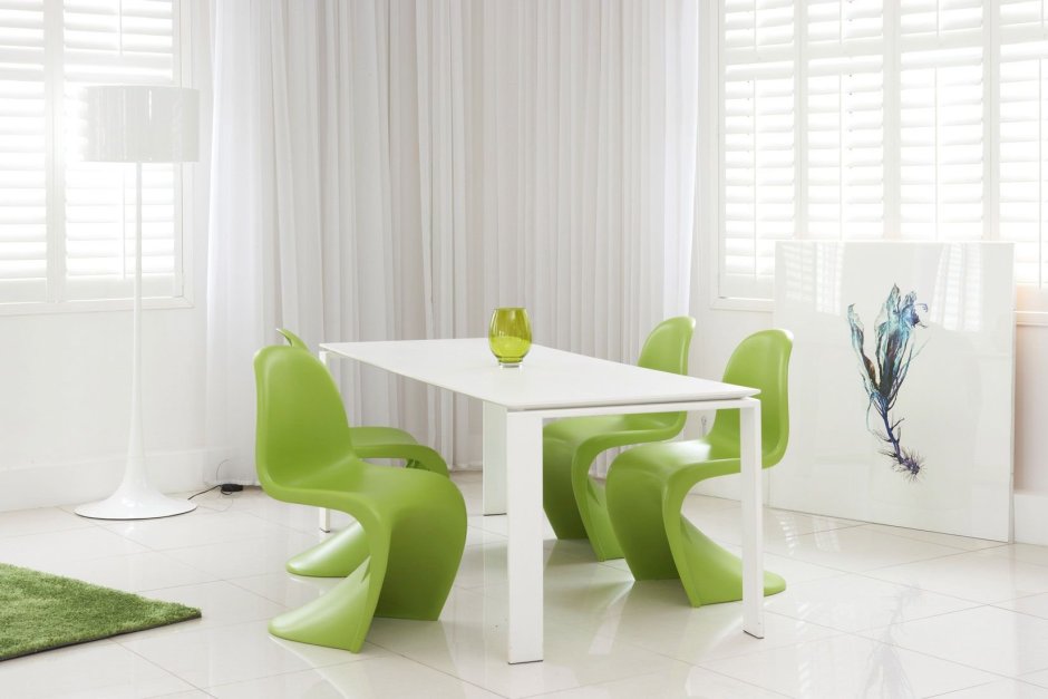Белый стол и зеленые стулья
