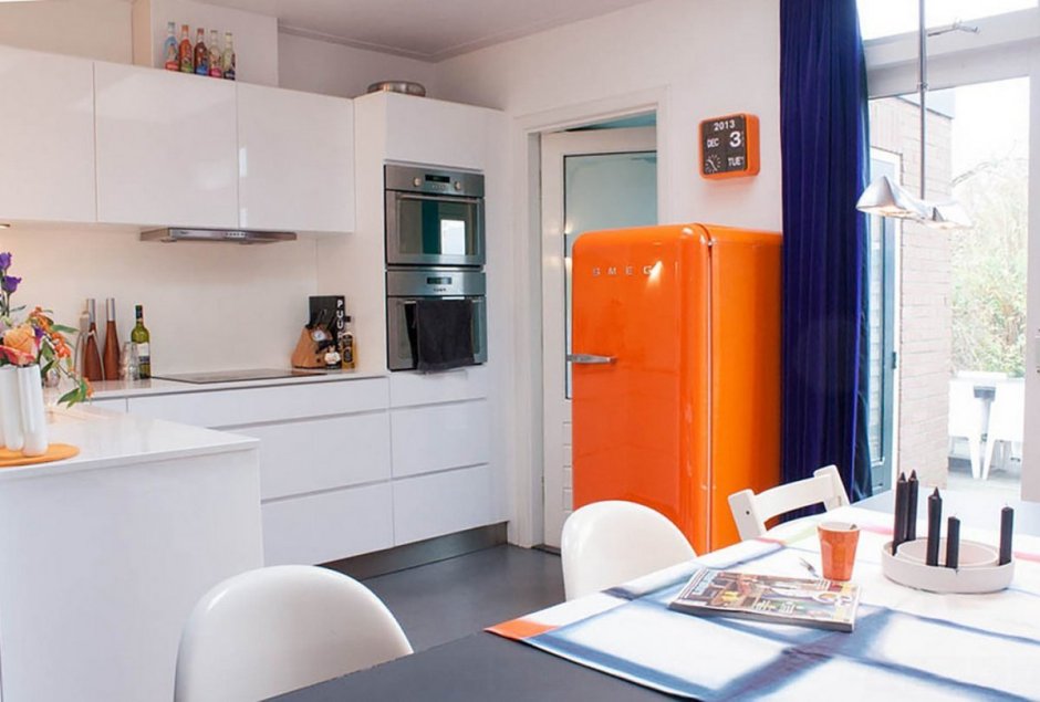 Оранжевый холодильник Смег в интерьере