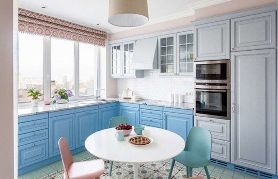 Бело голубая кухня гостиная