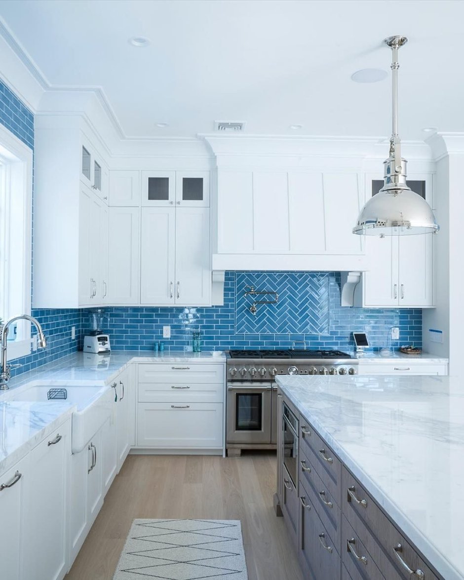 Белая кухня с синим фартуком