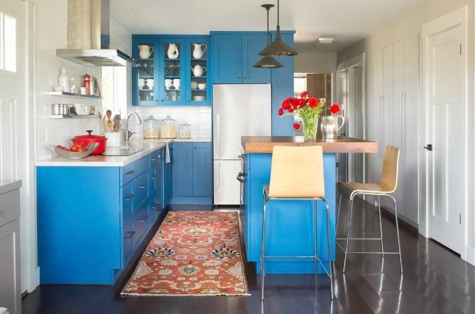 Красный и синий в интерьере кухни