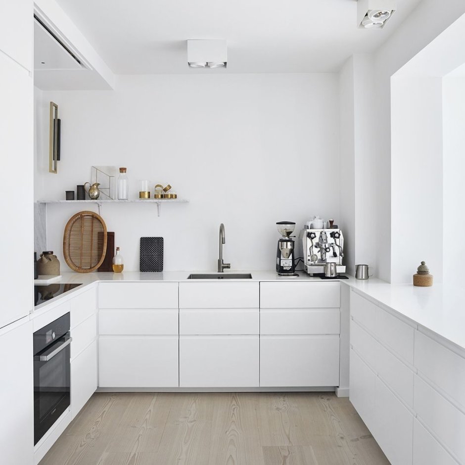Белая кухня без верхних шкафов