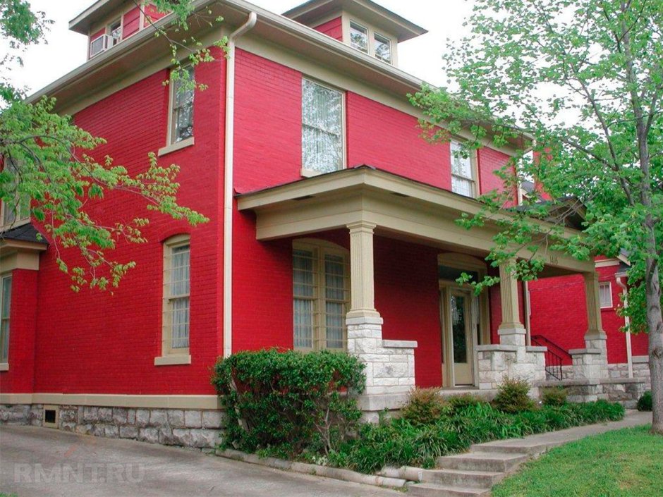 Дом красного цвета