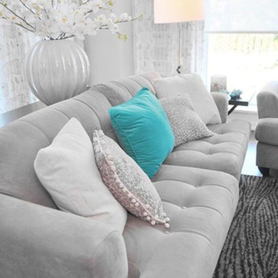 Серый диван с березовыми подушками